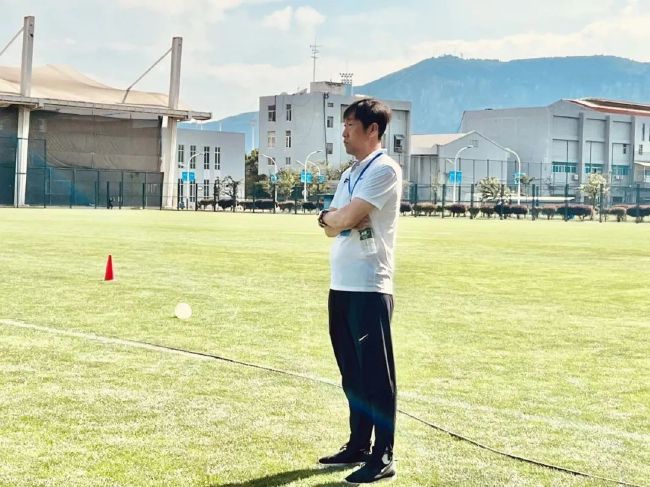 洪五忙道：叶大师您尽管吩咐。